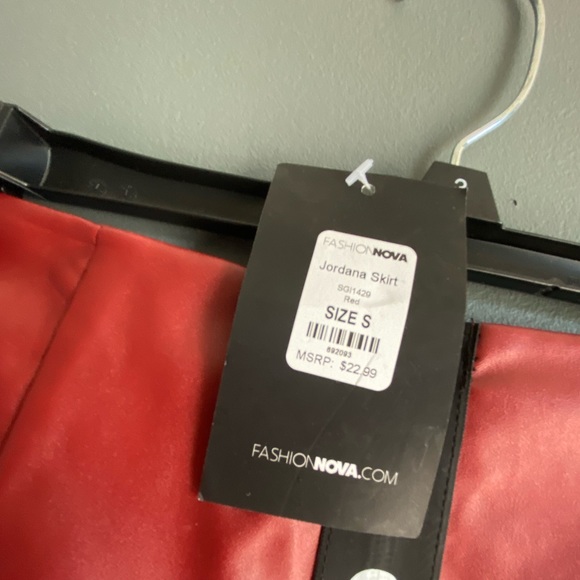 Red skirt - Picture 2 of 2